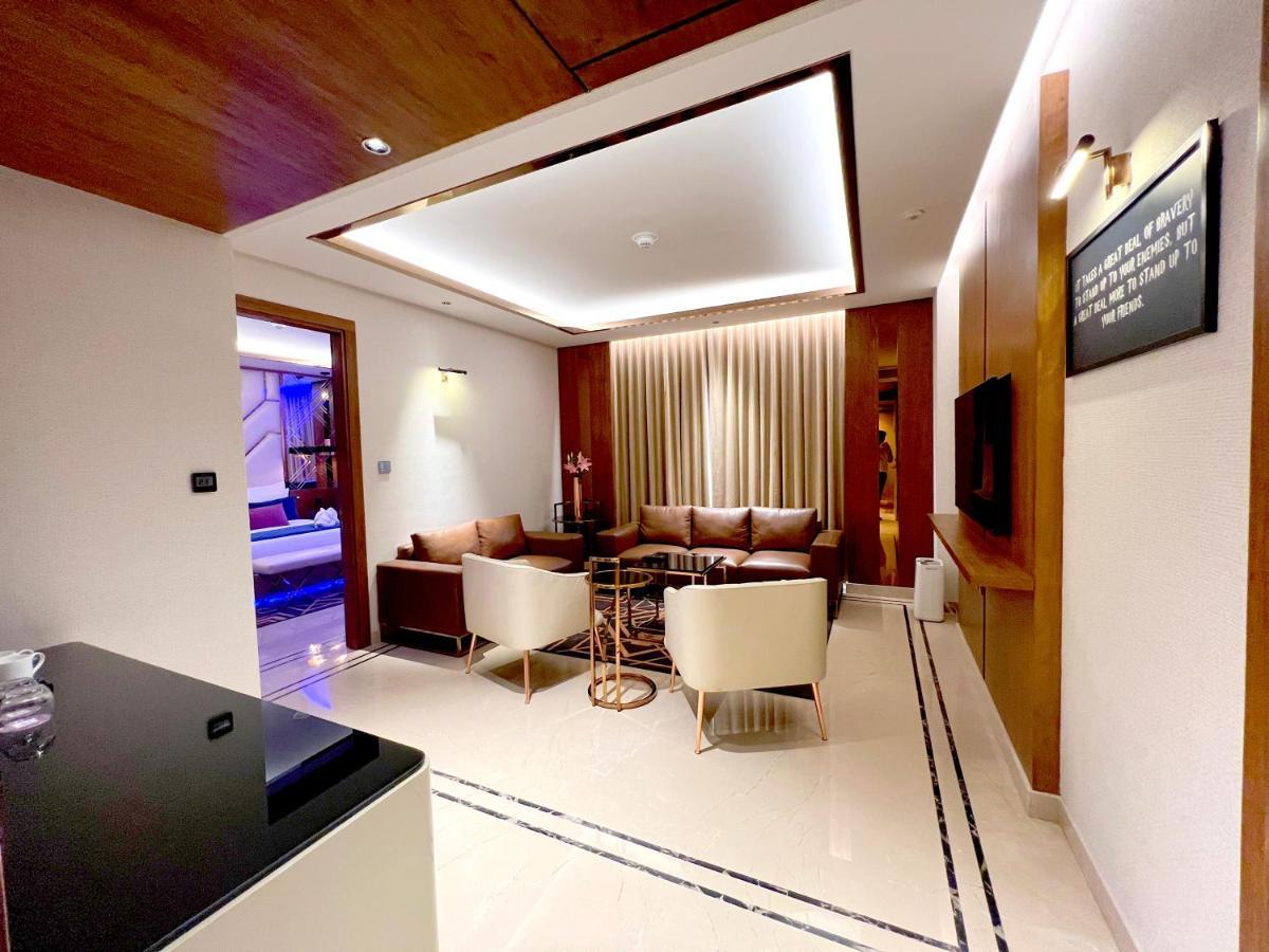 Planet Hollywood Thane Exterior foto